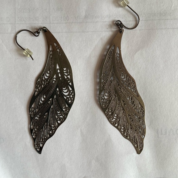 Metal feather earrings - Picture 1 of 3